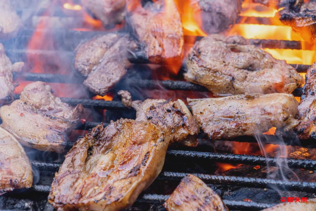 炭烤五花肉 德宏州委宣传部 供图